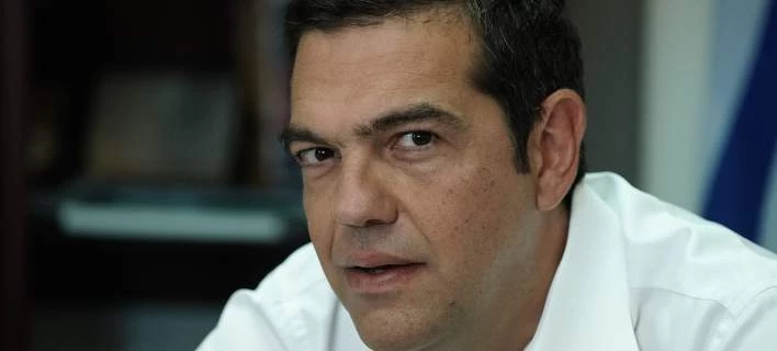 «Ηλίθιοι και ανίκανοι» – Φωτογράφος «ξετινάζει» το επιτελείο του Μαξίμου για το διάγγελμα Τσίπρα